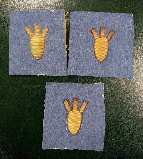 Insigne CRAPOUILLOT pour sous-officier. Crapouillot or/ drap bleu horizon. Prix à l'unité