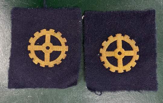 Insigne de sous-officier MECANICIEN. Roue dentée or/drap marine. Prix à l'unité