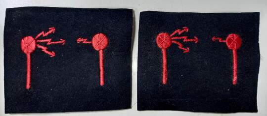 Insigne de RADIO-TELEGRAPHISTE de la Marine. 2 antennes rouges/noir. Grande Guerre. PRIX A L'UNITÉ
