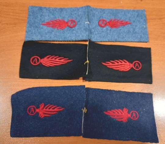 Paire d'insignes de col de conducteur automobile. Grenades au A brodées rouges. Grande Guerre
