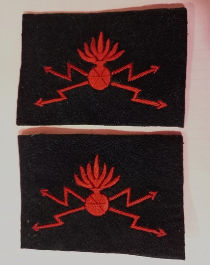 Canonnier observateur d'artillerie troupe. Grande guerre. Petite grenade rouge sur foudre