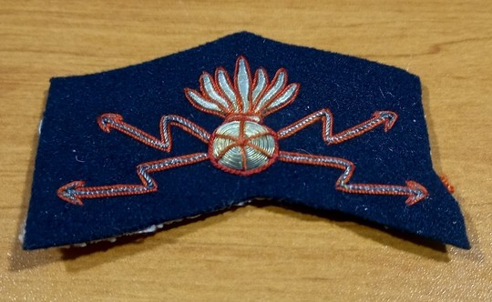 Canonnier observateur d'artillerie sous officier. Grande guerre. Petite grenade or et rouge sur foudre. Un seul insigne en stock