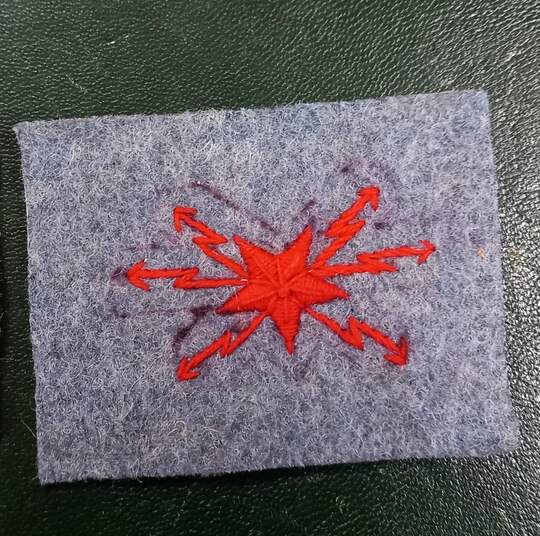 Insigne de télégraphiste militaire. Foudre et étoile rouge/drap bleu horizon. Grande Guerre