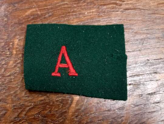 Patte de col de CONDUCTEUR AUTOMOBILE. Lettre A brodée en fil de soie rouge sur fond vert! Un seul exemplaire disponible