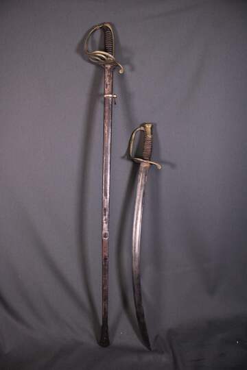 Lot de 2 sabres français d'infanterie: 1821 sans fourreau et 1882