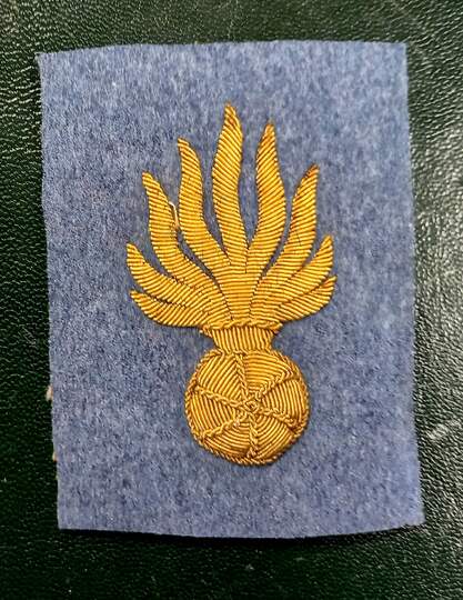 Grenade  brodée dorée, sur fond bleu horizon. Prix de tir . Grande Guerre. Neuf de stock