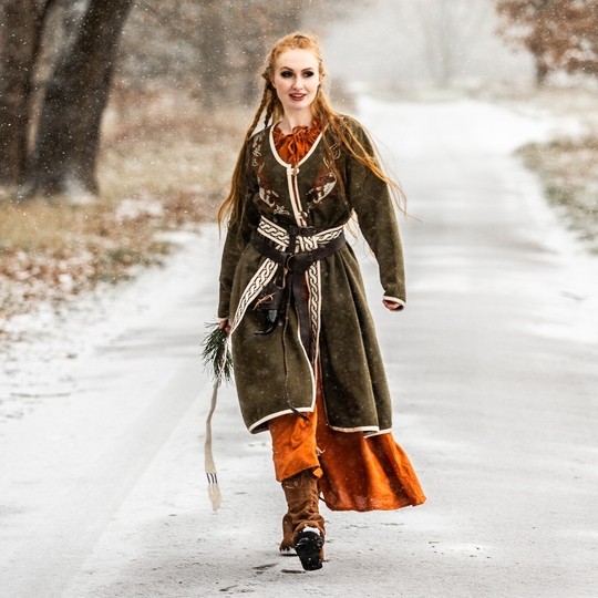 Manteau brodé en laine motifs vikings Birka