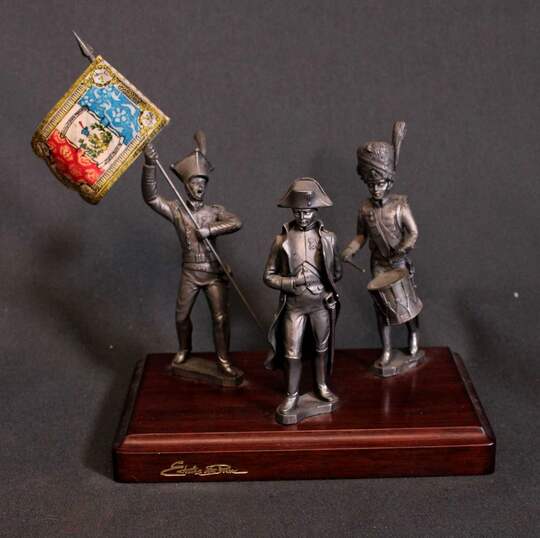 Étains du prince. L'Empereur, un grenadier à pied de la Garde et un porte drapeau.