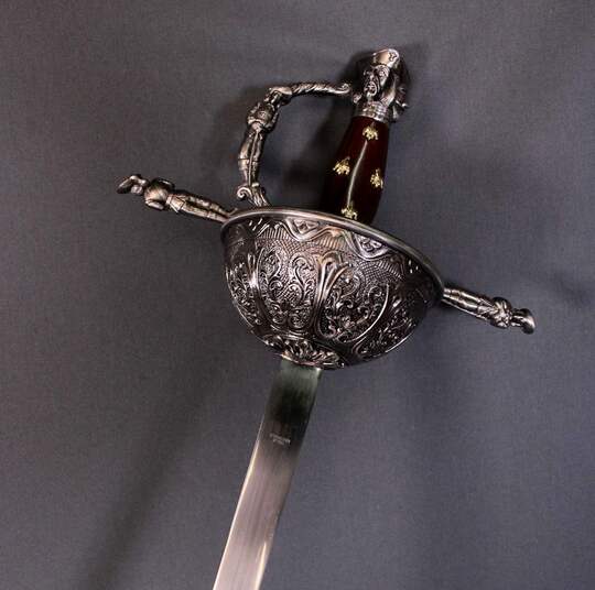 Rapière décorée de mousquetaires, impropre à la pratique de l'escrime 