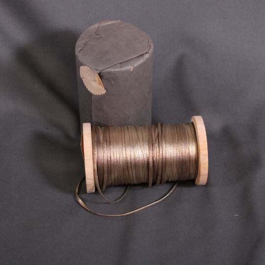 Tresse plate fine Or mi-fin - 2 mm - Fab. Française ancienne - Au mètre ou au rouleau de 230m