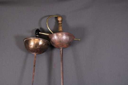 Lot de 2 rapières à tasse d'occasion. Avec et sans branche de garde. Lot 1 avec 1 pommeau  noir et 1 pommeau boule en laiton