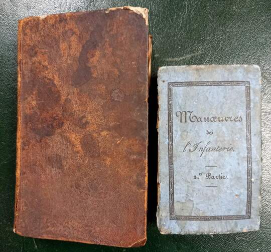 Lot de 2 ouvrages. Manoeuvres de l'infanterie (1845) et Ordonnance du roi sur le service intérieur des troupes à cheval (1833)