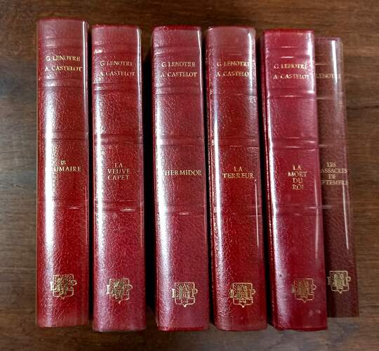Lot de 6 livres des Éditions Académiques Perrin sur la révolution, reliure simili cuir rouge,  par G. Lenotre et A. Castelot. 