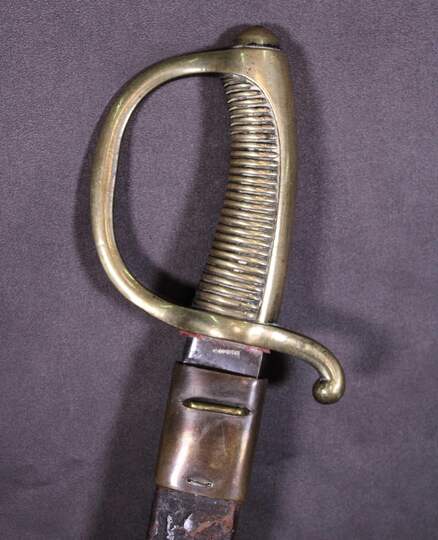 Sabre briquet, PRADIER, fourbisseur à Paris de 1816 à 1835. Fourreau d'époque 