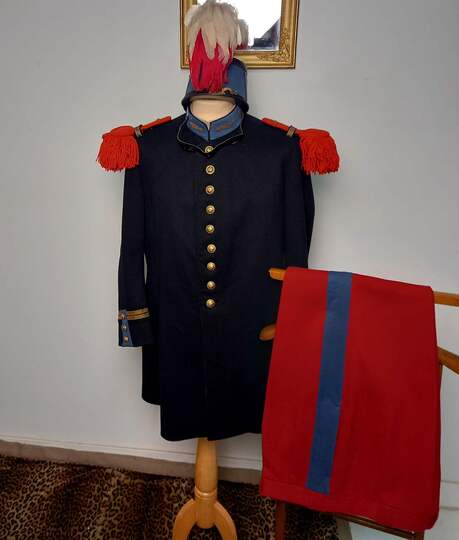 Uniforme, Grande Tenue, d'élève officier de Saint Cyr. Veste avec épaulettes rouges, culotte et shako complet.