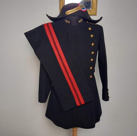 Habit de grand uniforme de polytechnique, comprenant veste, culotte, et bicorne.