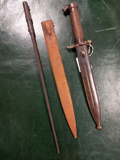Lot. Baionette suédoise pour Mauser type 1892 + Baionette clou (GB) + fourreau