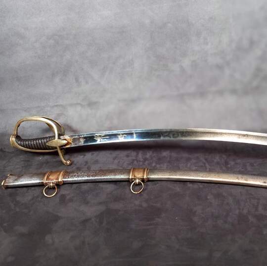 Sabre d'officier de cavalerie légère à la chasseur, Empire/ restauration. Lame bleuie dorée. Fourreau à garnitures laiton