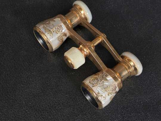 Adorables jumelles de théâtre habillées de nacre incrustée de motifs floraux dorés, dans leur étui d'origine. ANCIEN PRIX: 160 €