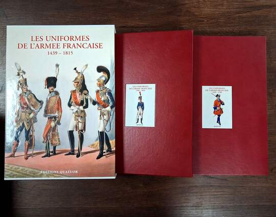 OUVRAGE RELIÉ CUIR. Les uniformes de l'Armée Française 1439-1815, 2 tomes, 1 seul coffret. A De Marbot, Éditions Quatuor. 8/50
