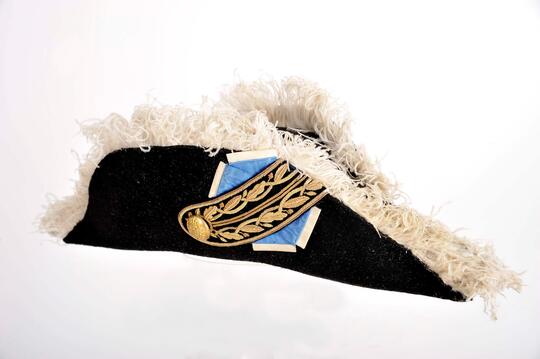 bicorne noir avec plume noire