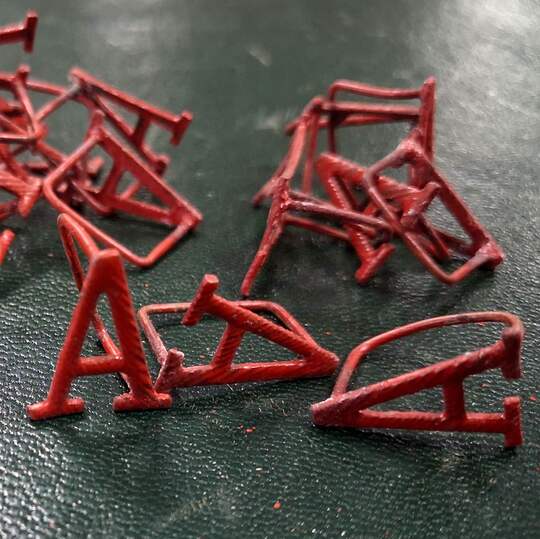 A laqué rouge pour troupe ou sergent du service automobile. Nombre très limité, prix à l'unité. Production des Éts David.
