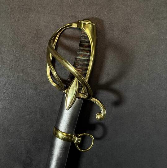 Sabre d'officier de cavalerie légère à la chasseur, Empire/restauration. Lame bleuie et dorée. Fourreau à garnitures laiton