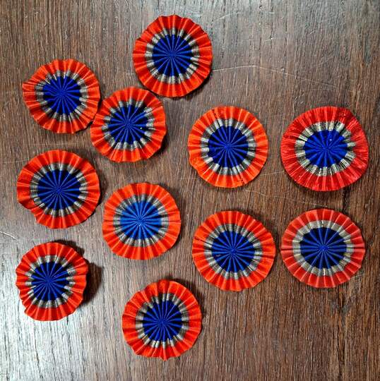 Cocardes tricolores: bleu, ARGENT, rouge pour képis belle époque. Neuves de stock. Prix à l'unité