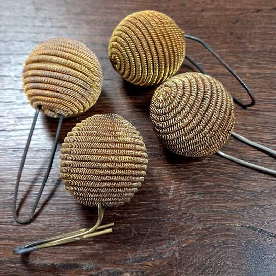 Pompon boule en cannetille or pour képi d'officier 1886. Neuf de stock! Prix à l'unité