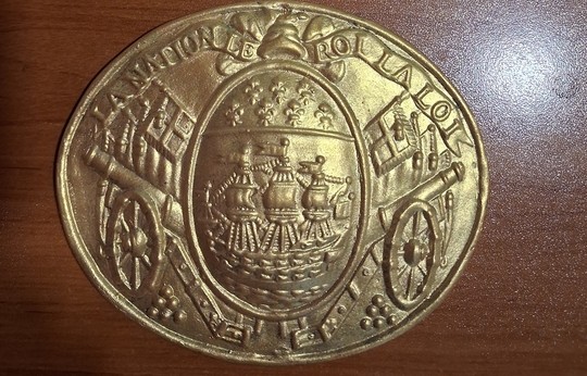 Plaque de plaque de giberne de la Garde Nationale de Paris (sous le commandement de Lafayette). LA NATION, LE ROI, LA LOI