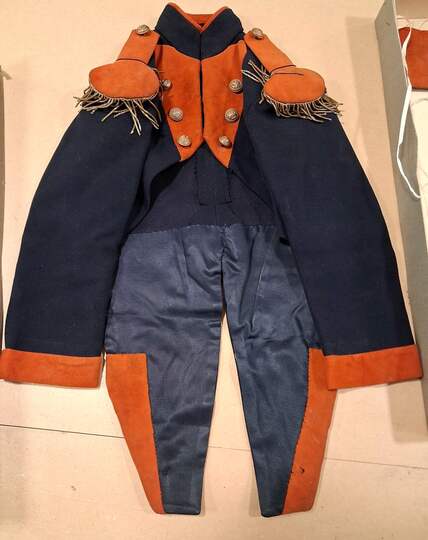 Habit d'officier de marine pour enfant, fabrication vers 1900, dans une boite ancienne.