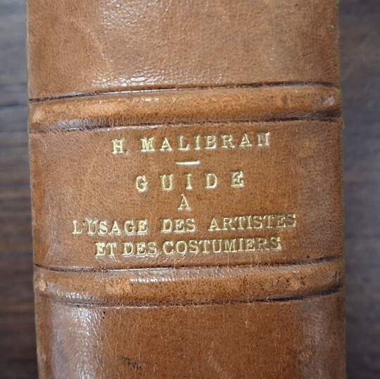 Malibran: guide à l'usage des artistes et des costumiers. Édition d'origine de 1904, 2 tomes regroupés dans une même reliure à dos cuir.