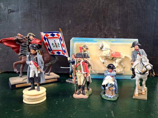 Lot de 7 figurines en métal retraçant quelques épisodes de la vie de l'Empereur.