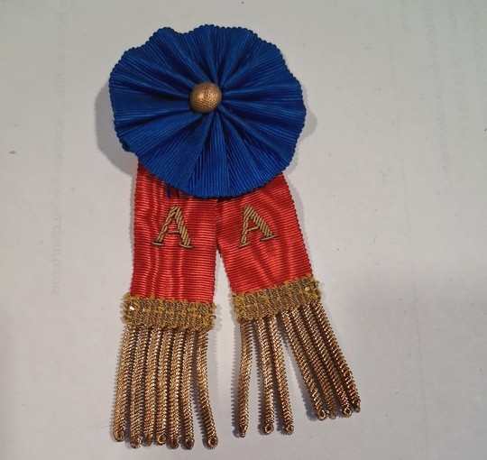 Insignes de boutonnière à la lettre A, pour usage indéterminé...