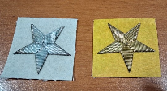 Étoiles brodées or ou argent sur fond de toile 52 X 52 mm