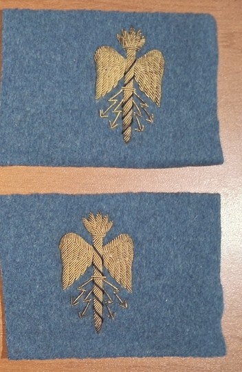 WWI. Paires de foudres d'état major d'officier, brodées or, 55 mm  sur fond de drap de laine bleu horizon, très fin.