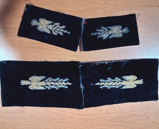 WWI. Paires de foudres d'état major d'officier, brodées or sur fond de velours noir. Stock très limité