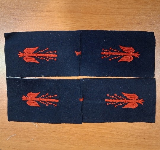WWI. Paires de foudres d'état major brodées rouge sur laine marine foncée. Stock très limité 