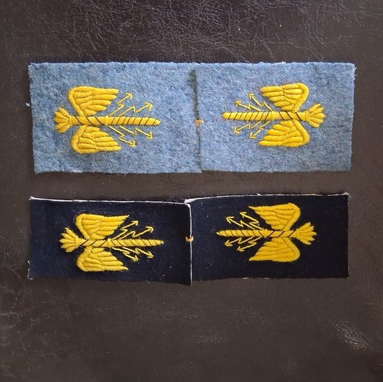 WWI. Paires de foudres d'état major brodées jaune sur laine. Stock très limité
