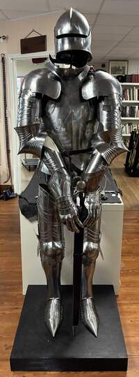 Armure gothique. Une seule à vendre, occasion proche du neuf, jamais portée.