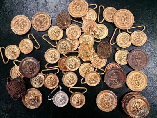 Lot de 47 plaques de ceinturons à l'ancre ou à la tête de Méduse.