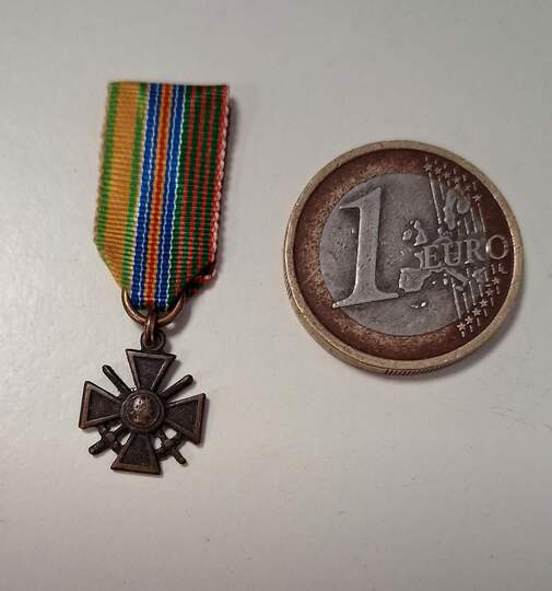 Grande Guerre. Croix de guerre miniature avec ruban regroupant 3 attributions:  Croix de guerre + blessés militaires +médaille militaire