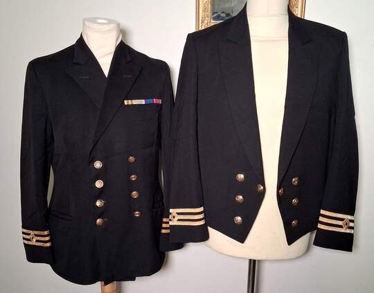 Lot de 2 uniformes d'officier de la marine marchande britannique, dont un spencer de cérémonie, marque 