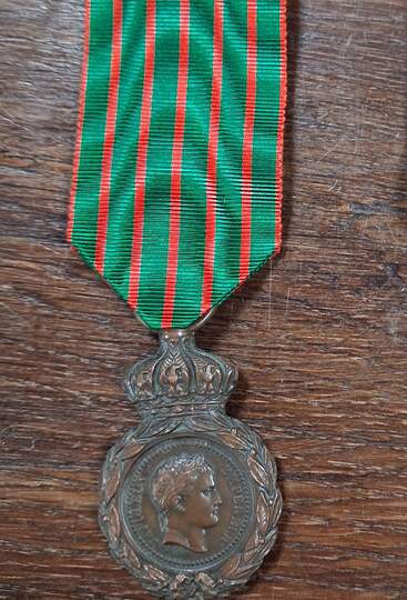Médaille de Sainte-Hélène - Pièce originale avec ruban ancien - Exemplaire 2. 