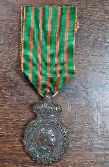 Médaille de Sainte-Hélène - Pièce originale avec ruban ancien - Exemplaire 1. 